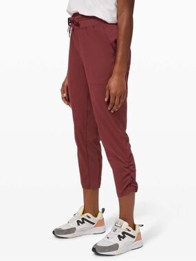 Lululemon Dance Studio Crop *25"
Savannah